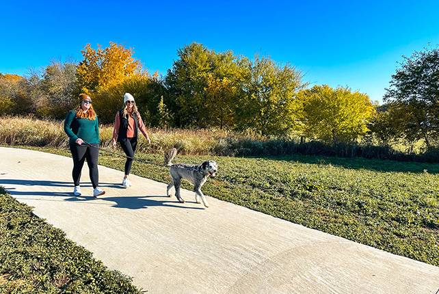 lifestyle-friends-trail